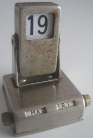 CALENDARIO METALICO SOBREMESA FOREIGN INGLES 1965